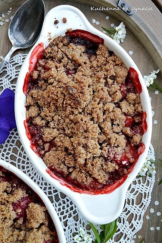 Owsiane crumble z truskawkami
