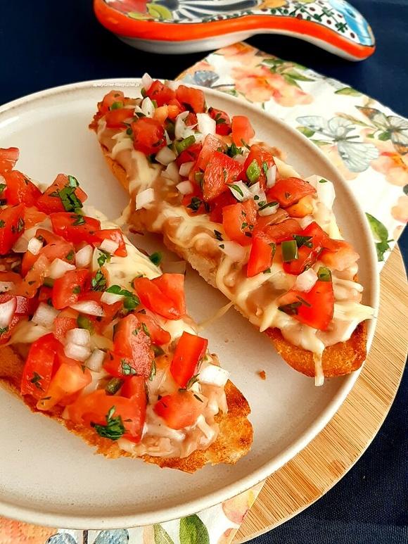 Molletes - meksykańskie zapiekane kanapki z fasolą i serem
