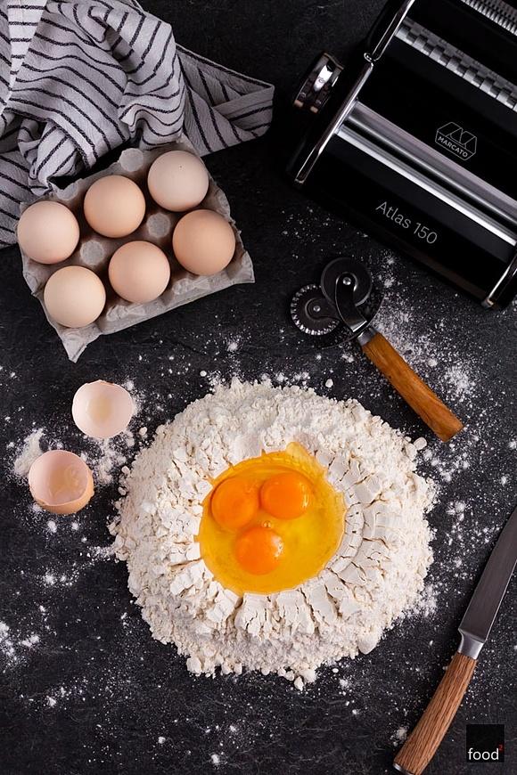 Domowy makaron z jajek – jak zrobić własnoręcznie pasta fresca all’uovo