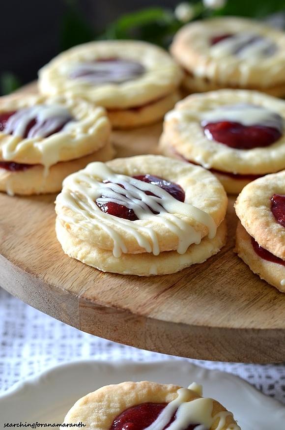 Ciasteczka kokosowe z dżemem z czerwonych owoców