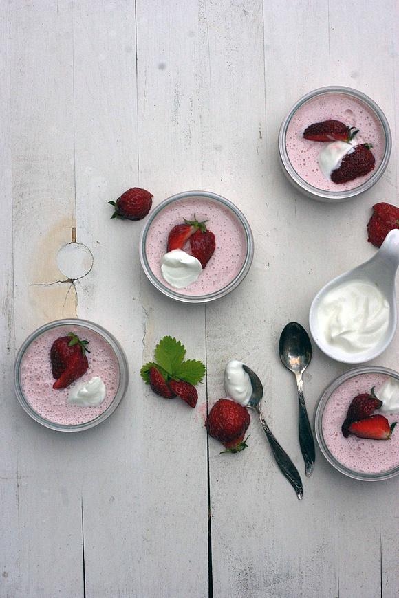 Truskawkowa panna cotta z jogurtem