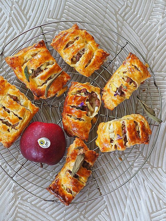 Paczuszki z ciasta francuskiego z kiełbaską, jabłkiem i porem