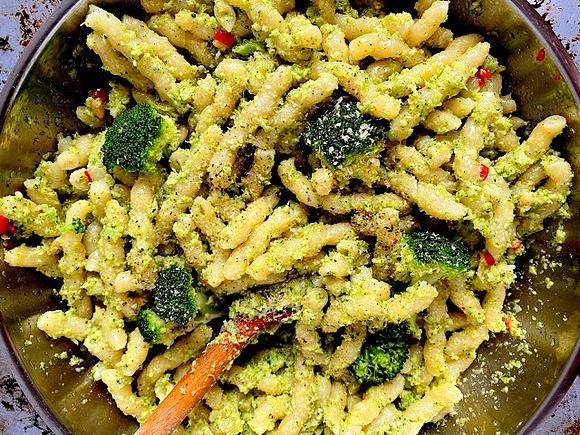 Makaron z pesto z brokułem wegański z grzankami na zakwasie