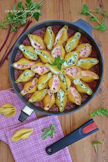 Kolorowe makaronowe muszle z ricottą