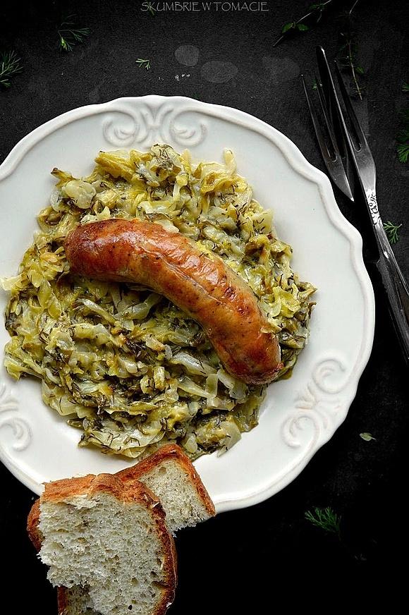 Biała kiełbasa pieczona w młodej kapuście