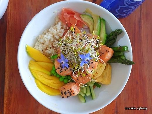 Danie w rozsypce z sushi w misce i niespodzianką w kuchni