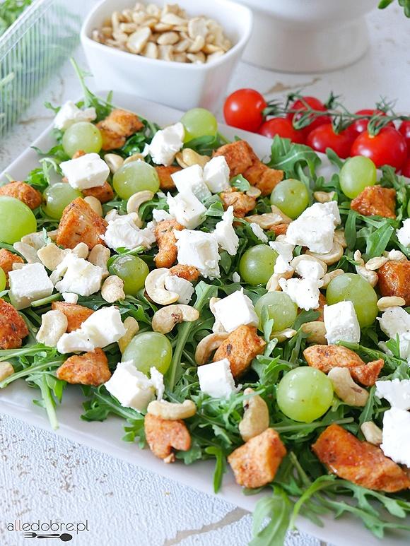 Sałatka z winogronem - lekka i orzeźwiająca na lunch lub imprezę