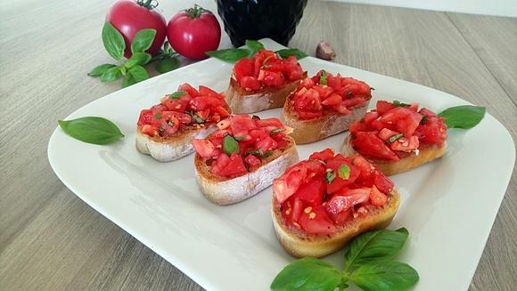 Bruschetta z pomidorami – szybka i łatwa przystawka