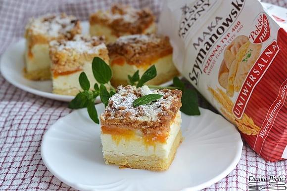Sernik z brzoskwiniami