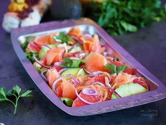 Sałatka z awokado, grejpfruta i łososia na lato
