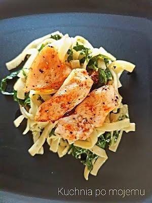 Szpinakowe tagliatelle z kurczakiem - aromatyczny obiad 2 w 1
