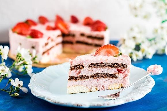Torcik truskawkowy bez pieczenia