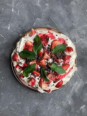Bezowy tort z owocami lata