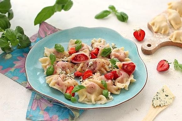 Pierogi z truskawkami, bazylią i serem blue