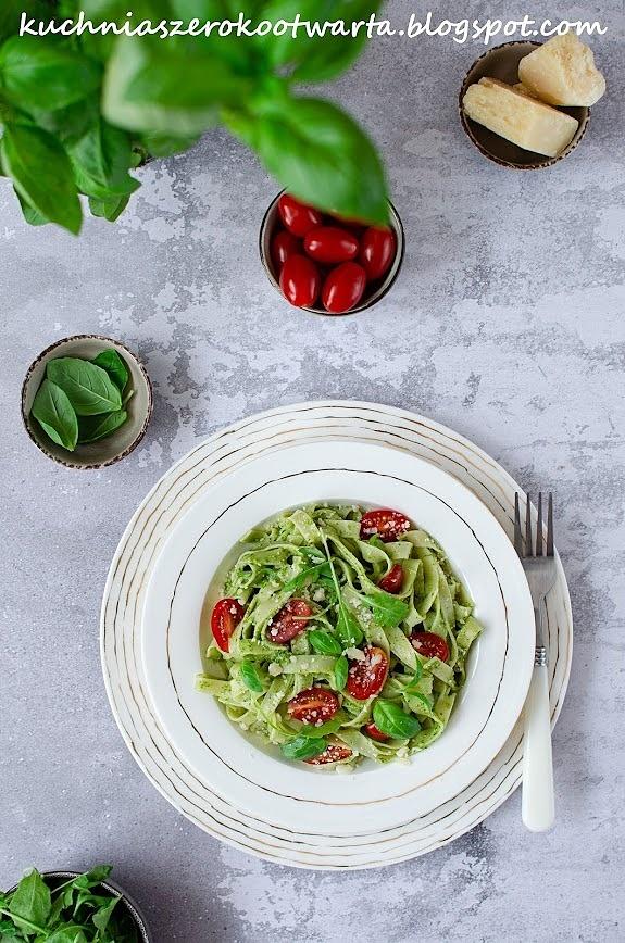 Tagliatelle z pesto z rukoli i pomidorkami koktajlowymi