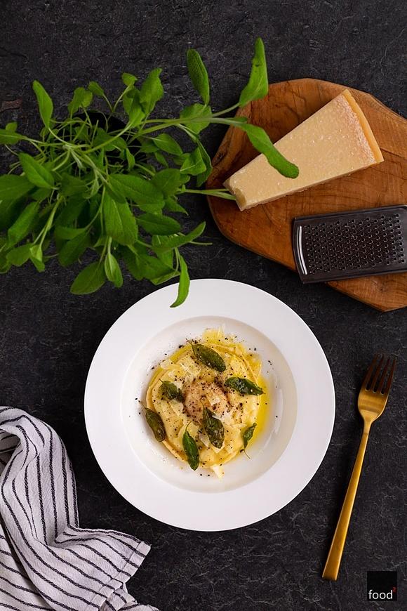 Raviolo con uovo - rubaszny pieróg z płynnym żółtkiem i ricottą