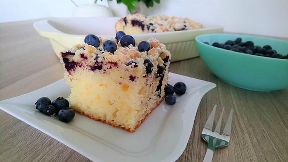 Ciasto na kefirze z borówkami i kruszonką