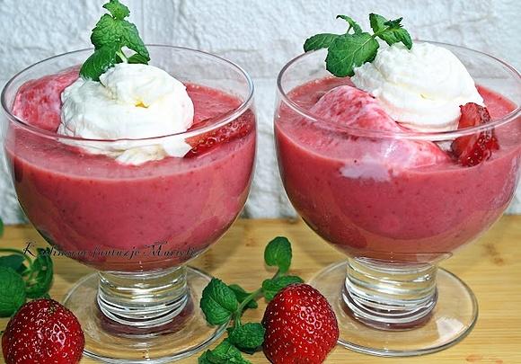 Truskawkowy shake z lodami