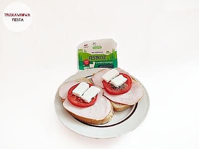 Grzanki z masłem, szynką, pomidorem i serem
