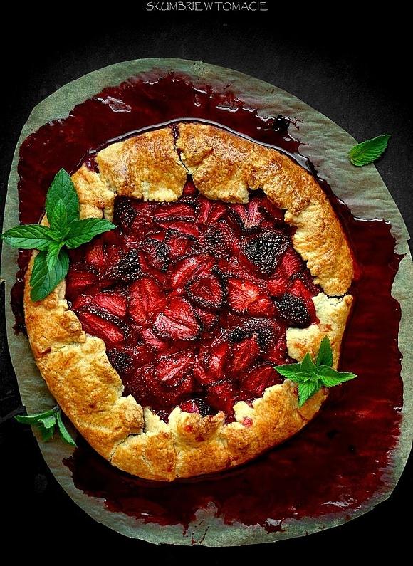 Rustykalna tarta z truskawkami i różą