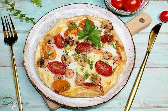 Omlet z białek z krewetkami i pomidorkami koktajlowymi