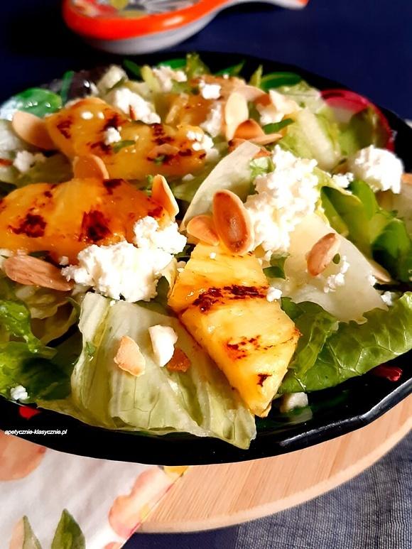 Sałatka z grillowanym ananasem i serem feta