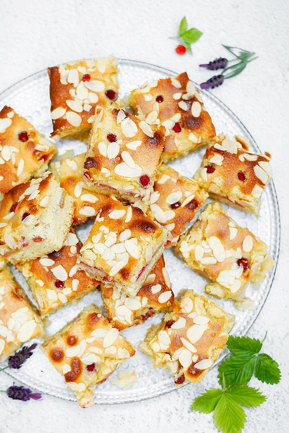 Kruche ciasto frangipane z rabarbarem