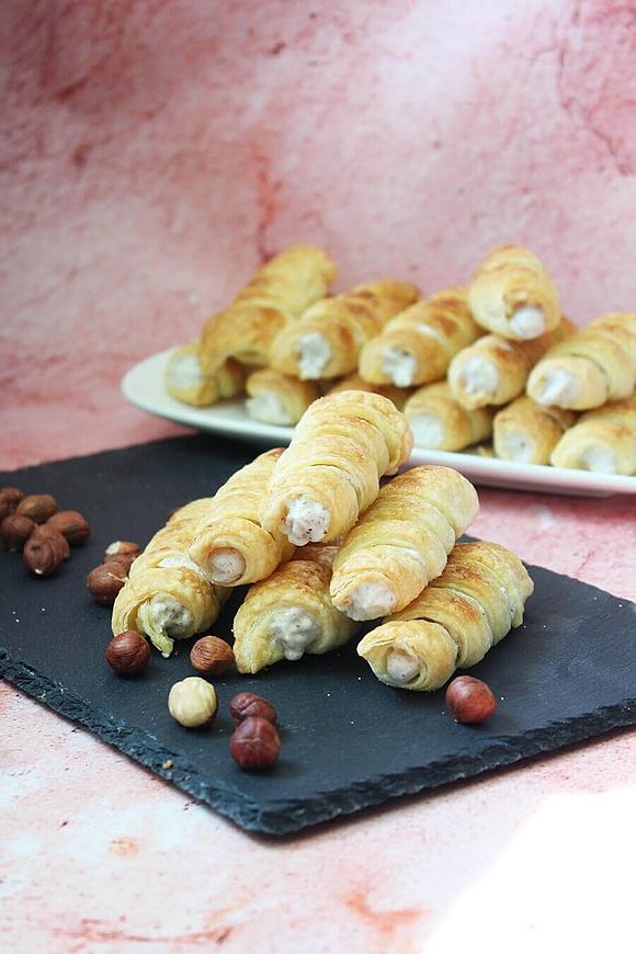 Rurki z ciasta francuskiego z kremem i orzechami laskowymi