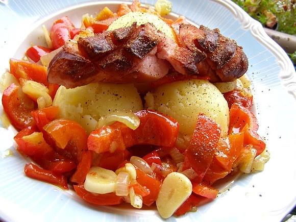 Kiełbasa smażona z papryką na obiad