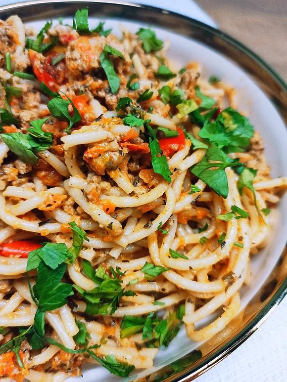 Spaghetti z mięsem mielonym warzywami i mascarpone