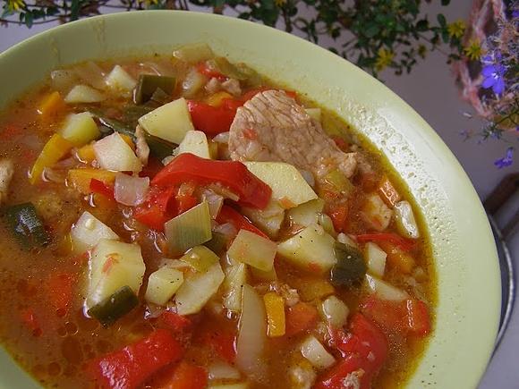 Pyszna zupa gulaszowo-warzywna
