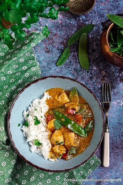 Curry z kurczakiem i groszkiem cukrowym