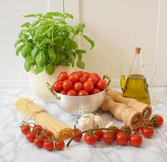 Spaghetti z sosem z pomidorków i bazylii