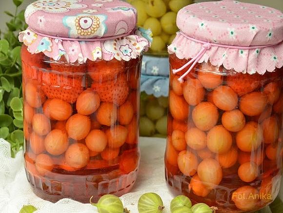 Kompot z agrestu i truskawek na zimę