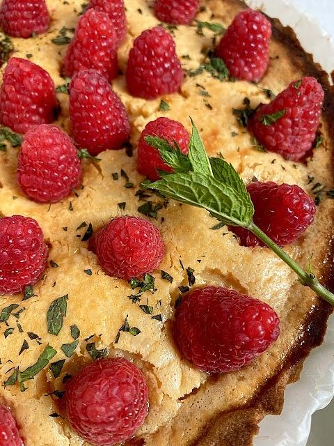 Tarta z malinami na kremie kajmakowym z mascarpone