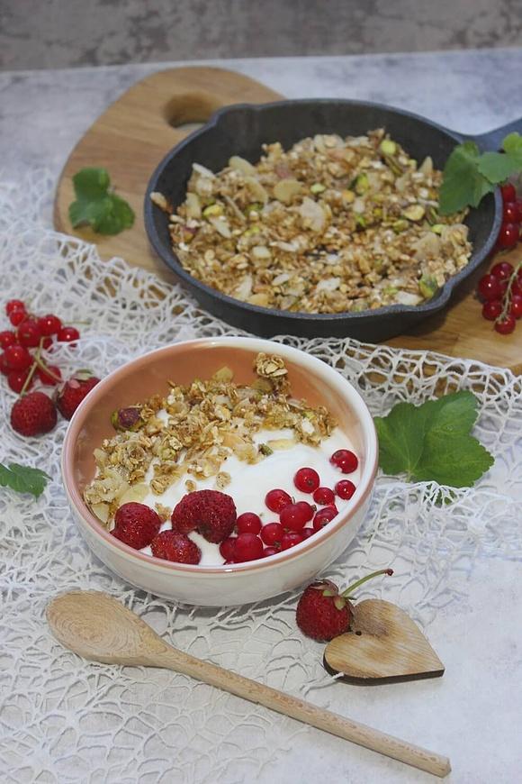 Domowa granola z pistacjami – szybki przepis