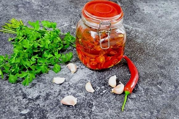 Ostra oliwa z papryczką chili i czosnkiem