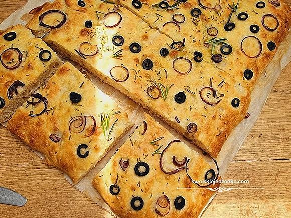 Focaccia z oliwkami i rozmarynem