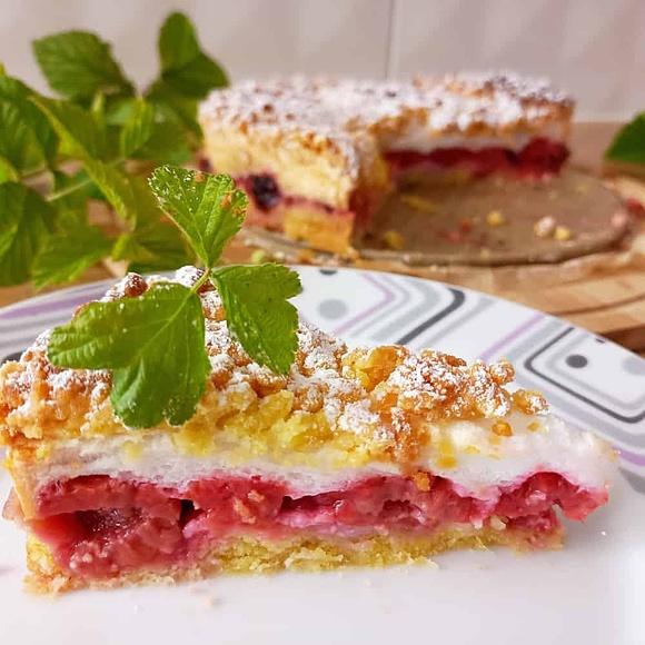 Ciasto z malinami i bezową pianką