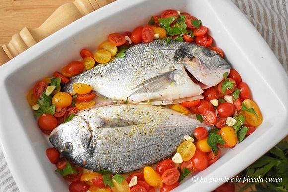 Dorada all’acqua pazza - ryba pieczona w białym winie z pomidorkami