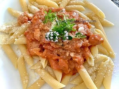 Filet z kurczaka w sosie pomidorowo-śmietanowym z kolorowymi paprykami i cebulą