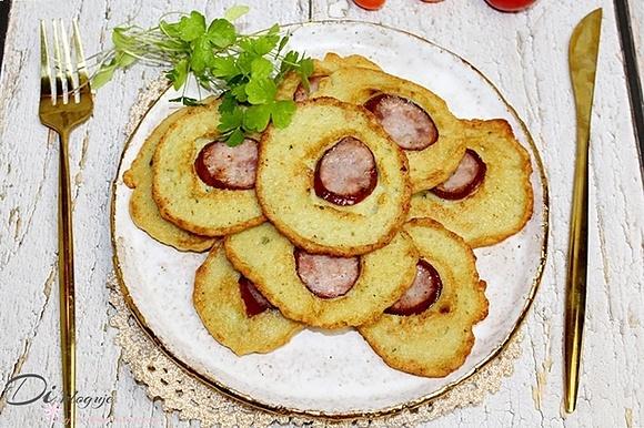 Chrupiące placki ziemniaczane z kiełbasą