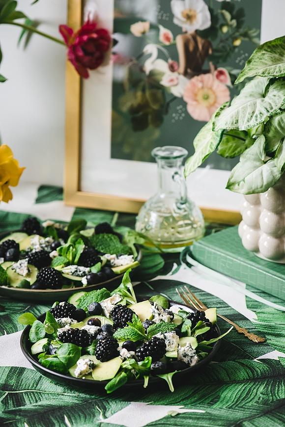 Sałatka z jeżyn i awokado z miętowo-limonkowym vinaigrette