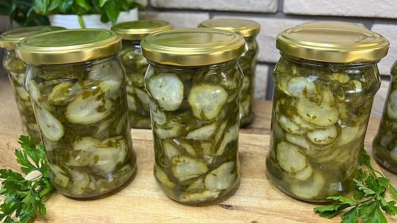 Sałatka z ogórków z zieloną pietruszką do słoików