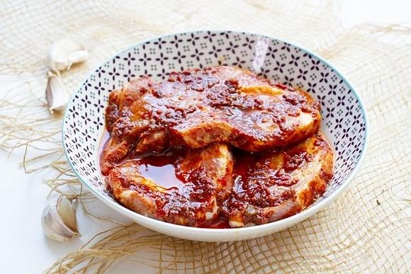 Pikantna marynata do mięsa na bazie oleju i czosnku