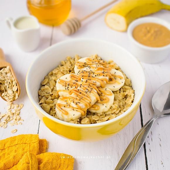 Owsianka z masłem orzechowym i bananami
