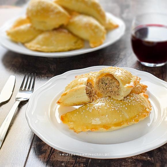 Pieczone pierogi z mięsem i sezamem