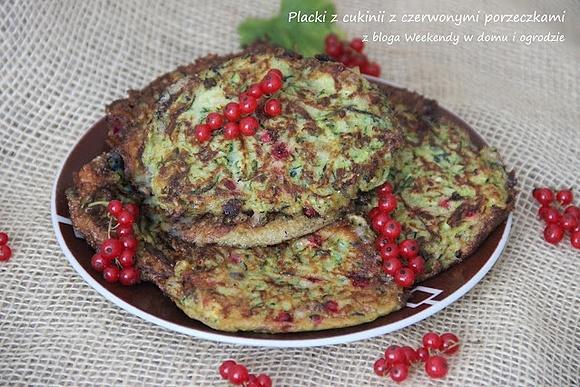 Placki z cukinii i czerwonych porzeczek