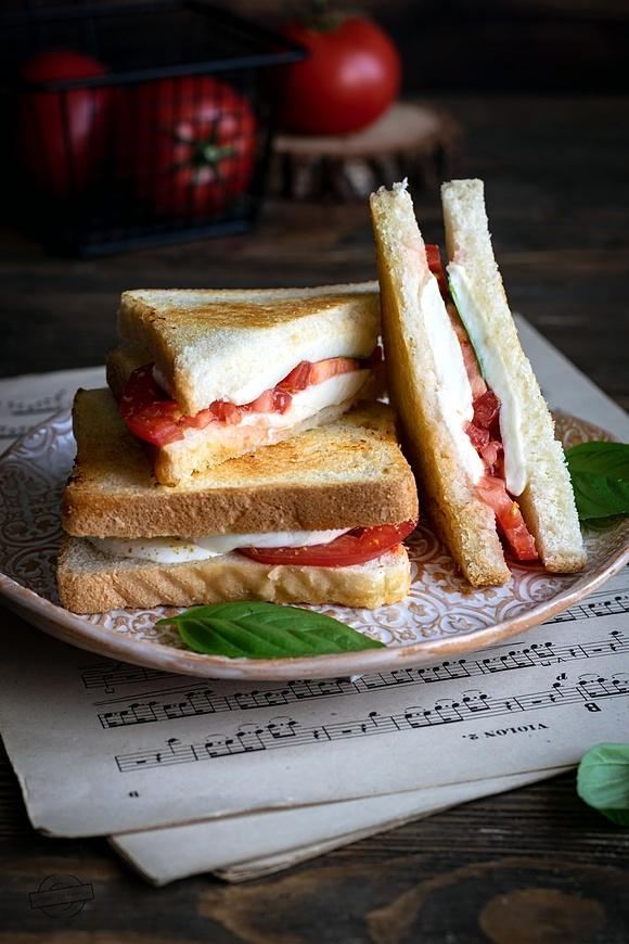 Tosty Caprese z mozzarellą i pomidorem na śniadanie