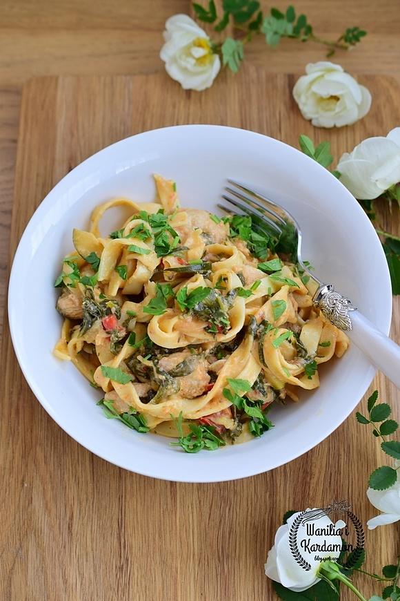 Tagliatelle z kurczakiem, cukinią, pomidorami i mascarpone